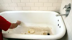Kalkbelag im Bad in 2 Minuten entfernen: Die wichtigste Lösung steht schon in Ihrer Küche