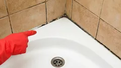 Die Fugen im Badezimmer werden wie neu: eine einfache Reinigungsmethode mit Salz