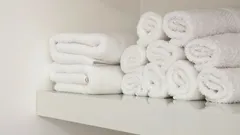 Handtücher werden strahlend weiss: einfache Waschmethode ganz ohne Chlor