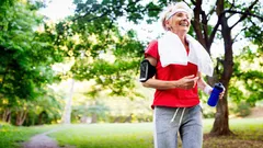 Expertinnen und Experten nennen die zuverlässigste Methode, um Bauchfett ab 60 zu verlieren