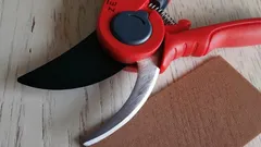 Die Gartenschere wird rasiermesserscharf: Schnelle Methode zum Schärfen ohne Spezialwerkzeug