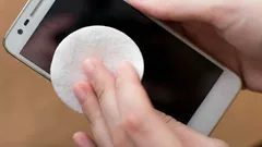 Effektive Smartphone-Reinigung: So säubern Sie Bildschirm, Ladeanschluss und kleine Details